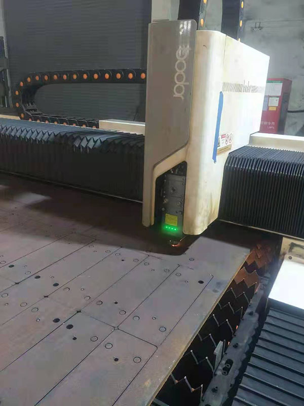 12000W的激光切割機(jī)